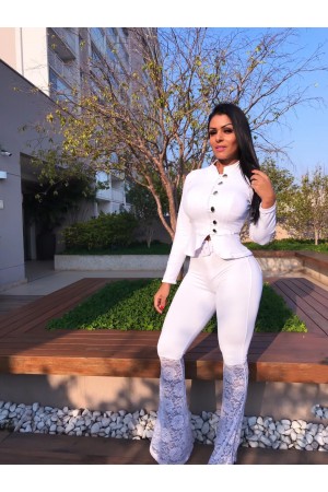 Calça em Flare com renda Calça em Flare com renda